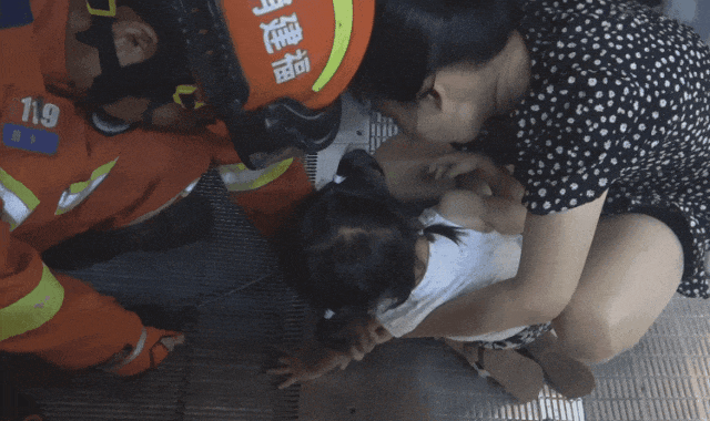 2岁女童被扶梯“咬住”手，监控画面令人揪心！事发泉州一商场