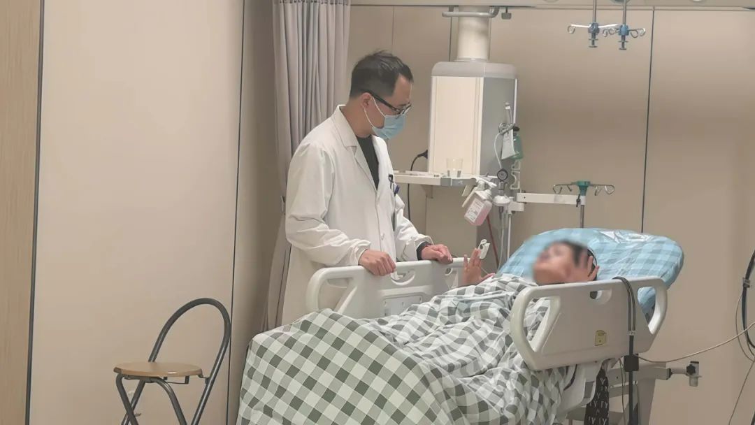 “我就尝口鲜……”阿姨突发休克，医生提醒：这道“初夏鲜香”并不是人人都能享受