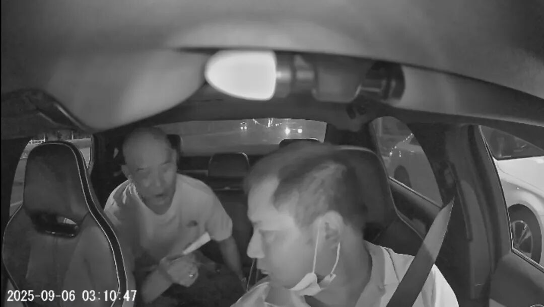 “爷叔”凌晨搭网约车,心疼司机吃面包打赏100元,司机:愿努力生活的人都能被温柔以待