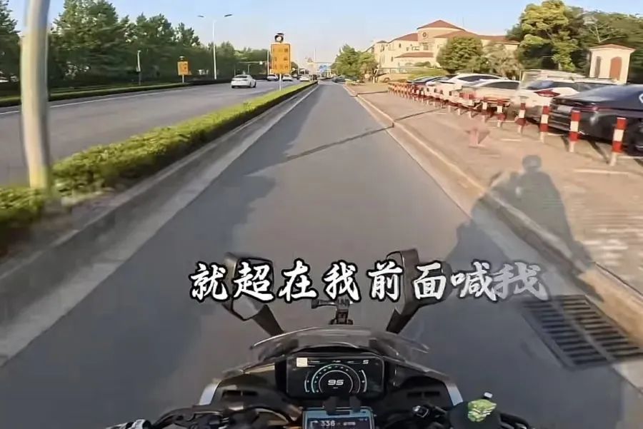 着急高考的他疯狂飙车，警车靠近还不断加速？网友怒斥！真相公布……