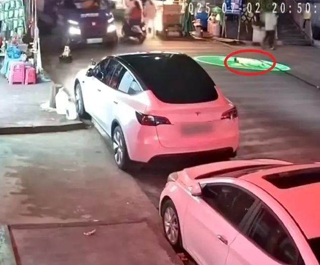 幼童躺街上玩耍被碾压身亡，司机：当时我也流泪了，处于视线盲区，既内疚又感冤枉