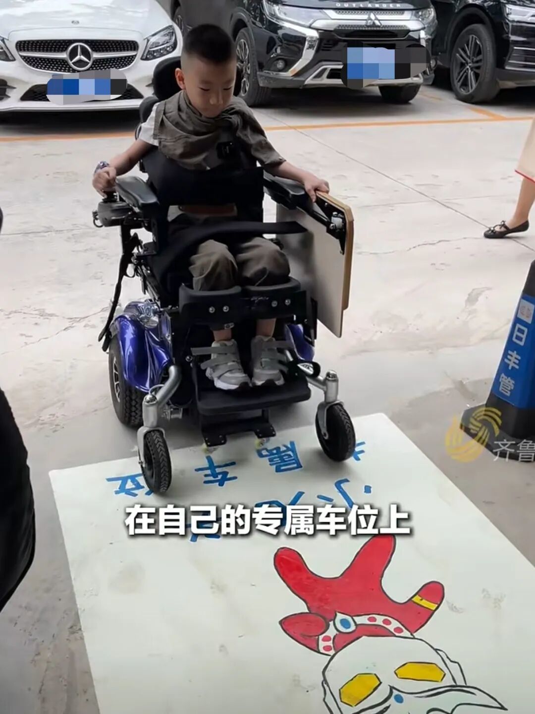 因患罕见病6岁才能站起的小石头上学了,学校提供“小石头专属车位”与陪读休息室,小石头:希望考100分,交到好朋友