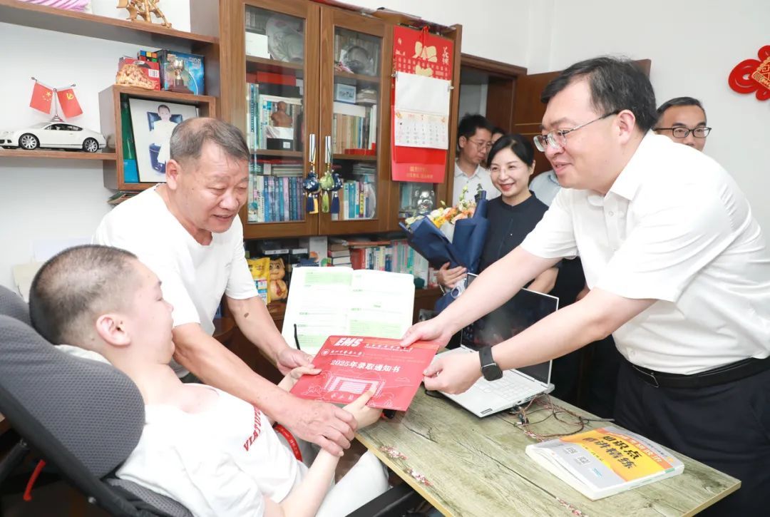 爷爷关掉工厂陪读14年！曾被预言活不过6岁的浙江少年，考上浙江中医大