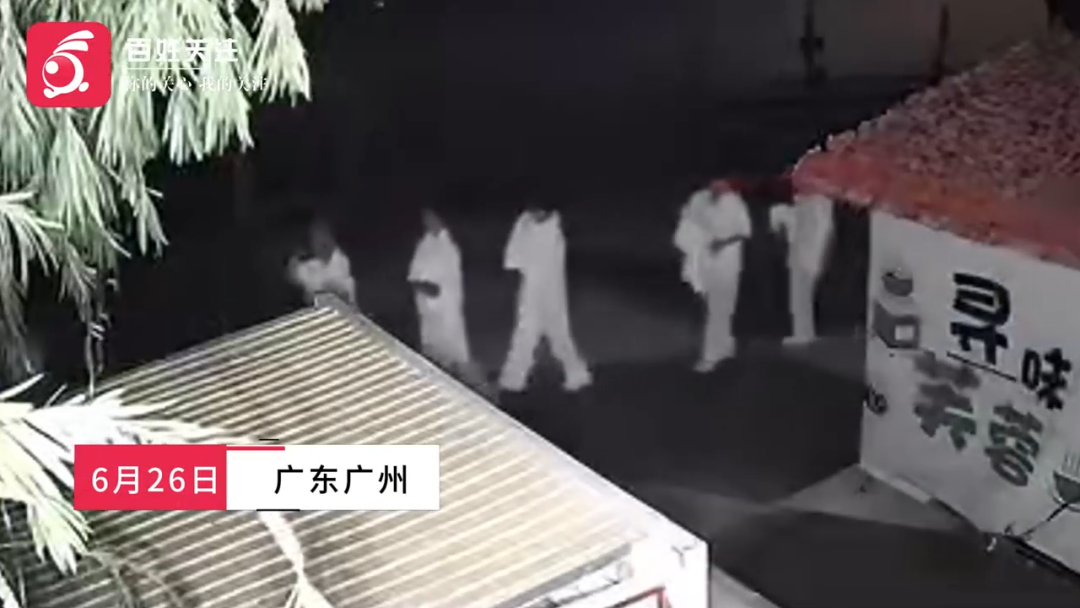 凌晨4点，50余人穿白衣列队行走，官方回应
