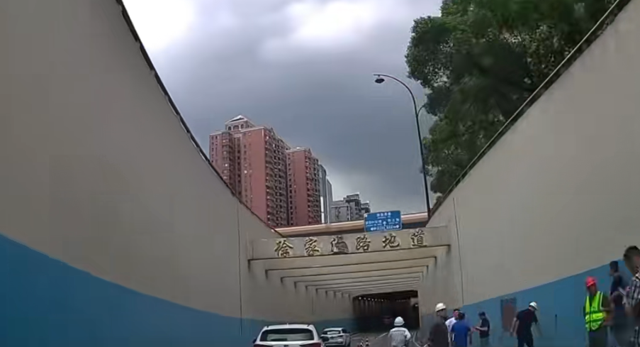 太惊险!上海一地道水泥块从天而降!陈某(男,36岁)被刑拘