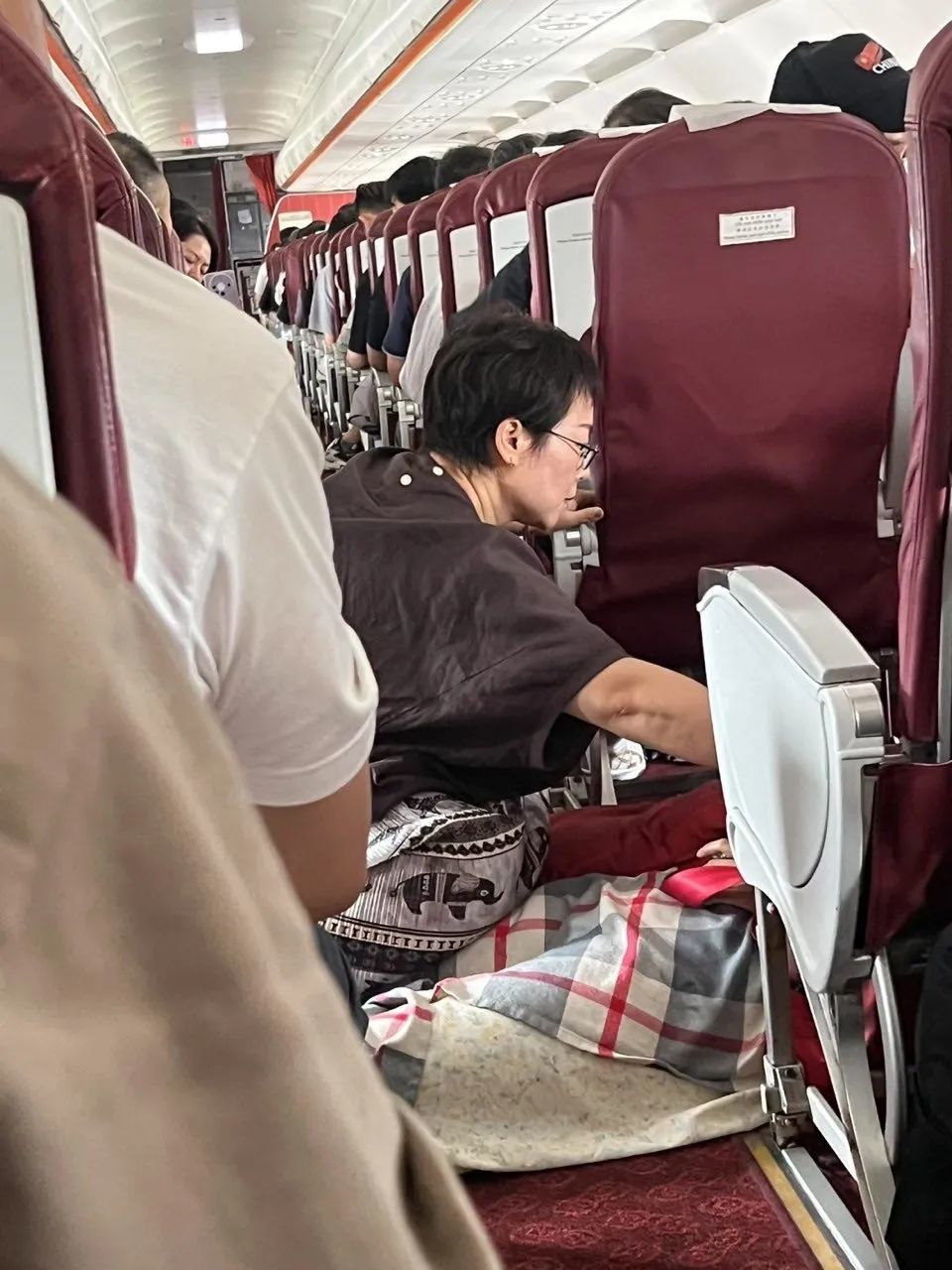 杭州飞哈尔滨航班一女子心脏骤停，浙江医生出手：听到广播我立马站起来！
