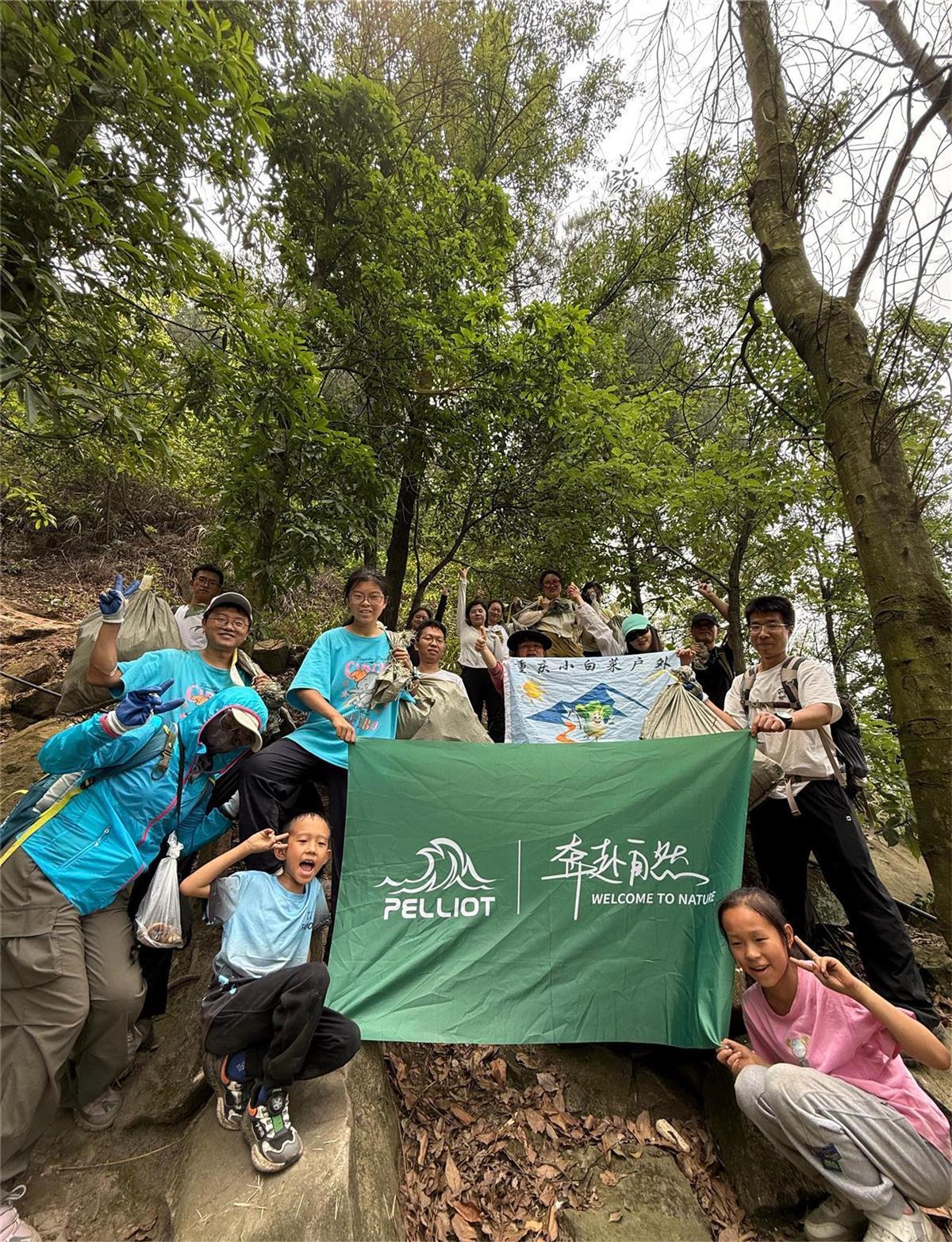 “无痕徒步”日渐流行，参与者随身携带垃圾袋，有人两年捡了80多公斤垃圾