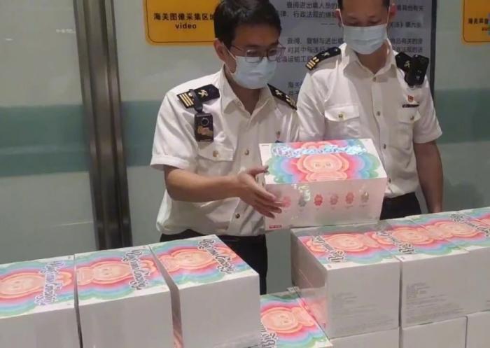 武汉天河机场海关查获泡泡玛特玩偶144个