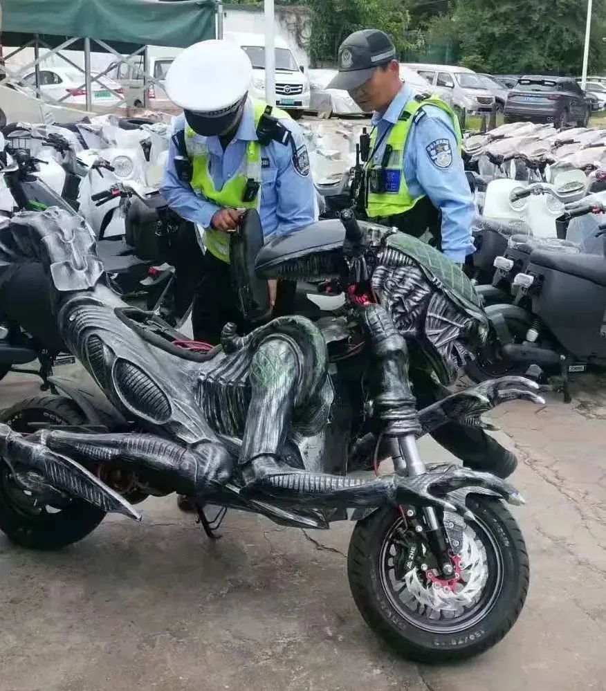 昆明街头惊现“异形”？警方：拿下！