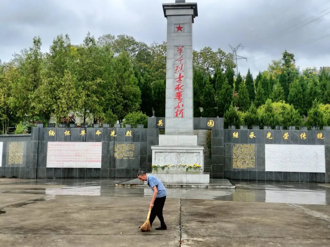 全网泪目!借电视给烈士放阅兵的守陵大爷,找到了!