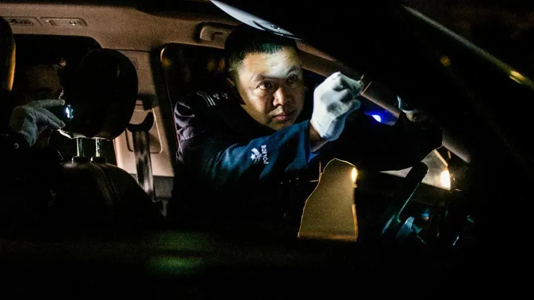 犯罪嫌疑人冲撞警车、疯狂逃窜！二级英模蒋茂华骨折仍追凶600余米