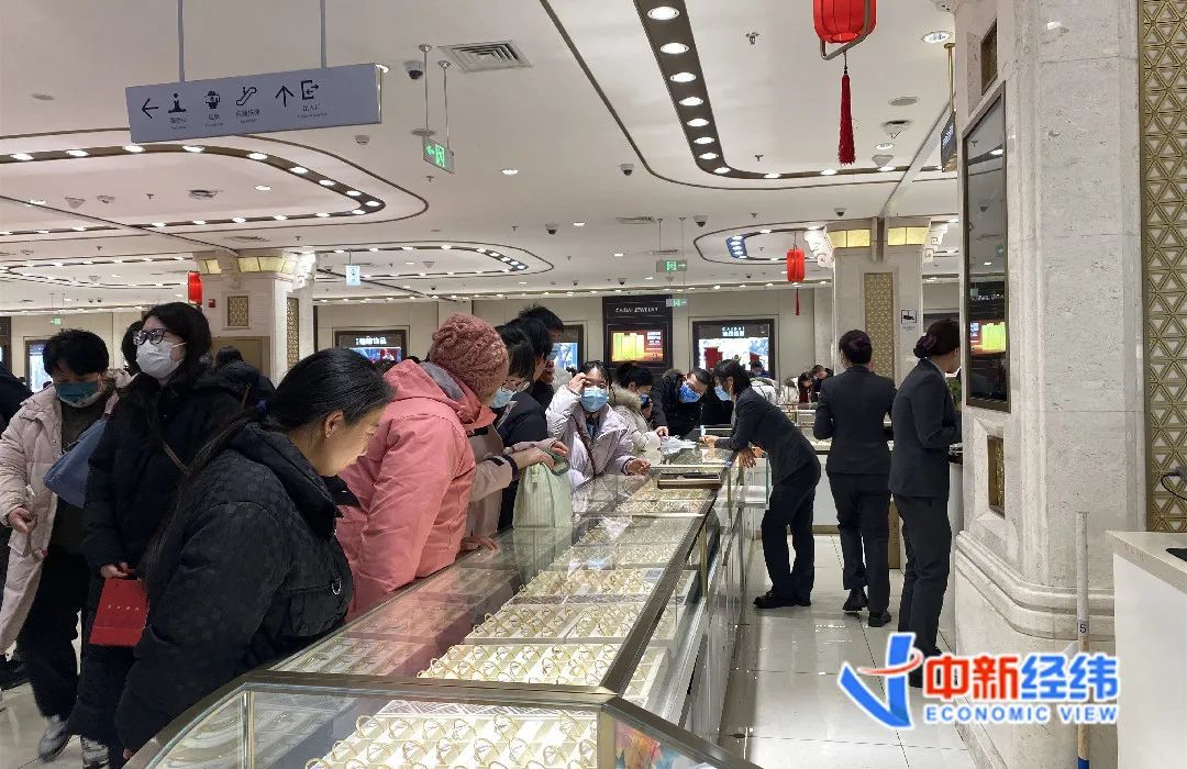 金饰克价一年涨了200元，“顾客比平时多好几倍”