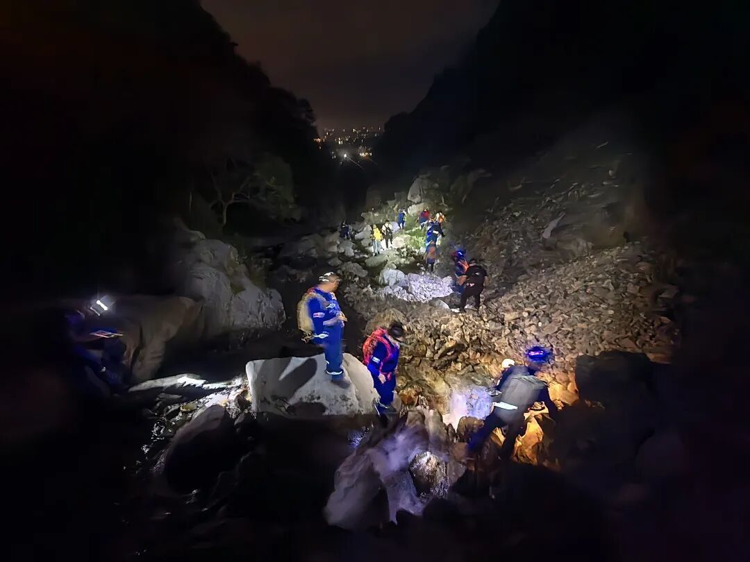 惊险!北京两女子带9岁女童爬野山,深夜被困悬崖