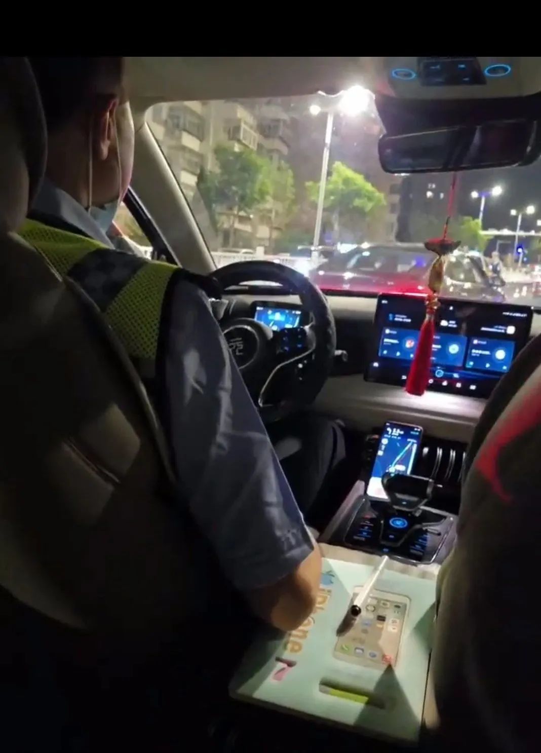 醉酒男子打车遇上酒驾司机，遇查酒驾司机弃车而逃，交警上车将他送离