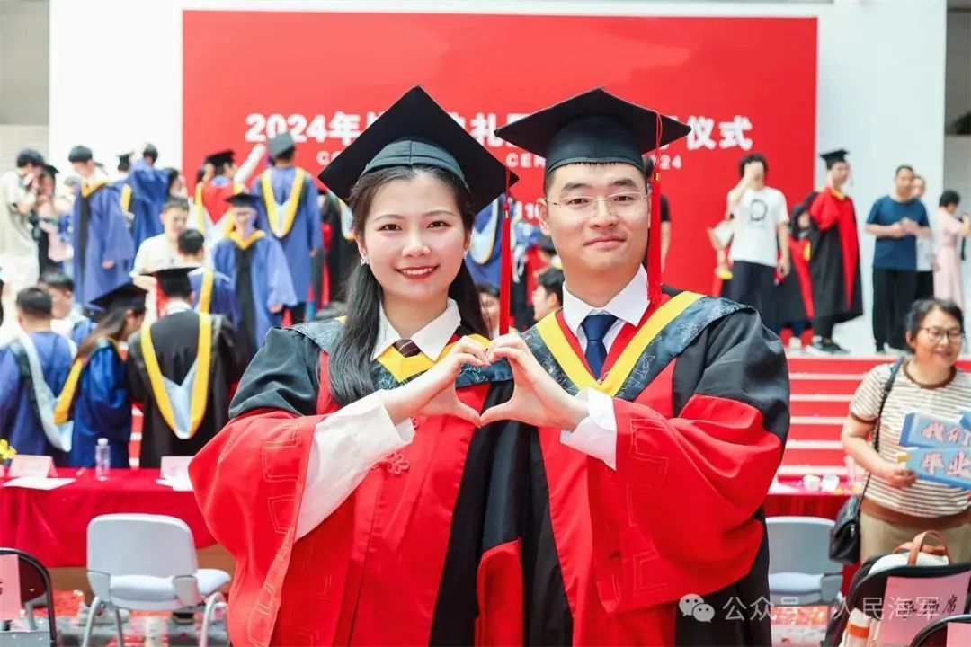 她和他都是博士，毕业后两个人携手参军入伍……