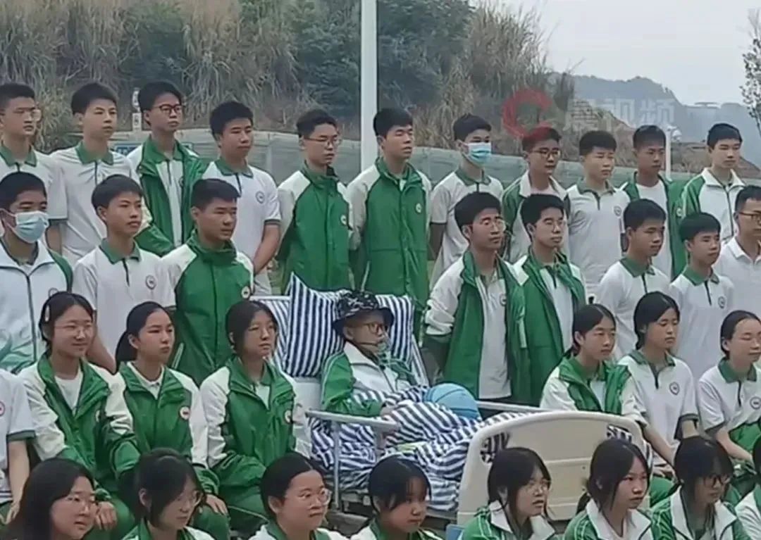 痛心！他走了，刚拍完这张“特别的毕业照”……