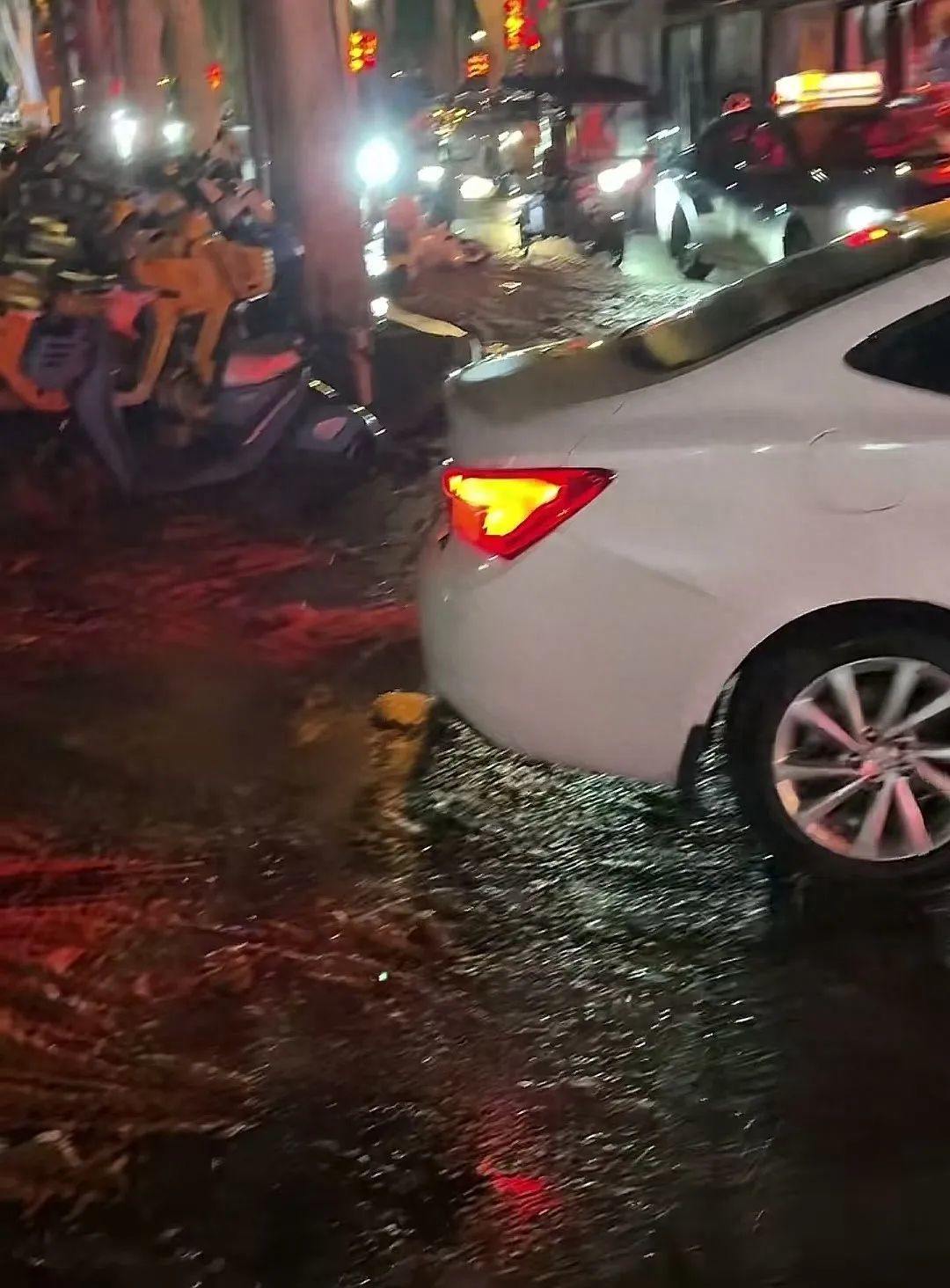 洛阳应天门景区附近暴雨后满街污物，附近商户：已清理干净