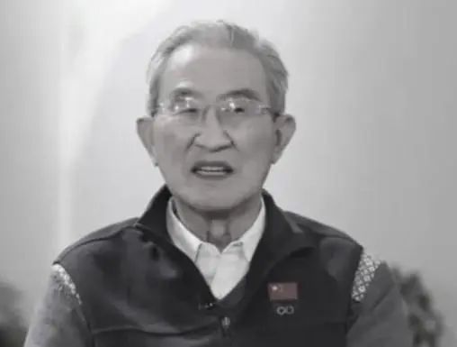 中国篮球名宿何诗荪因病辞世，享年89岁