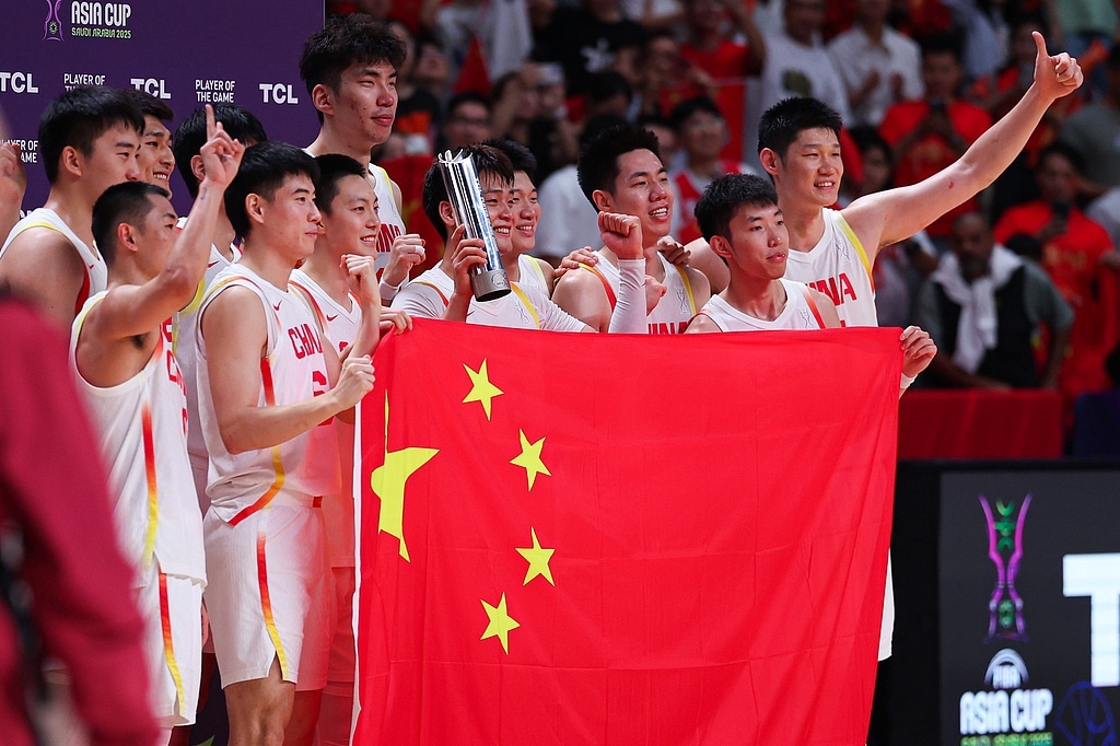 时隔10年！中国男篮，杀入决赛！