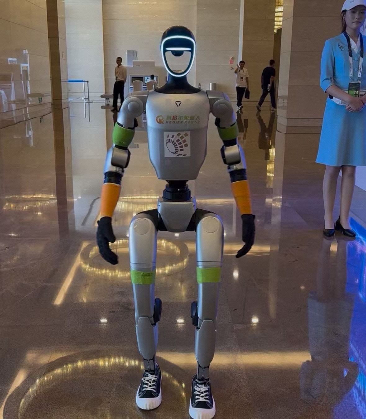 2025数博会记者手记：机器人迎宾、做咖啡闯入未来世界