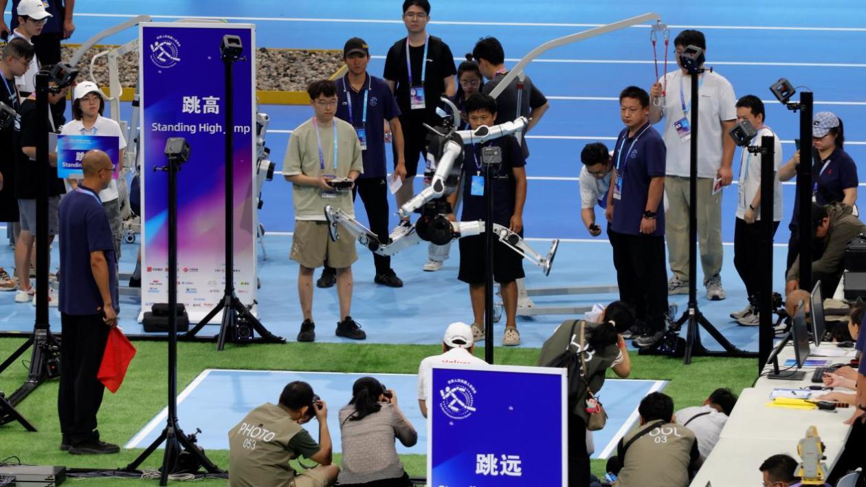 星动纪元星动 L7 获首届世界人形机器人运动会跳高冠军