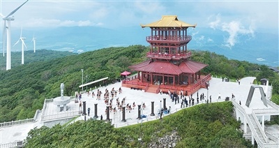 在唱响《乌苏里船歌》的地方——大顶子山下，同绘一幅“鱼皮画”（边城见闻）