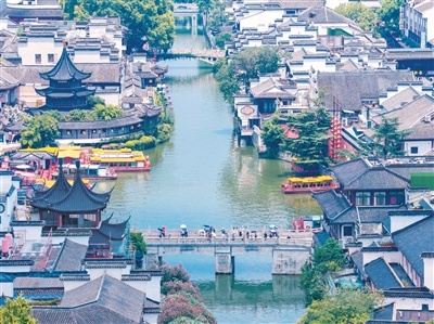 体育搭台、文旅唱戏，网友“为一场比赛奔赴一座城”——跟着“苏超”游江苏