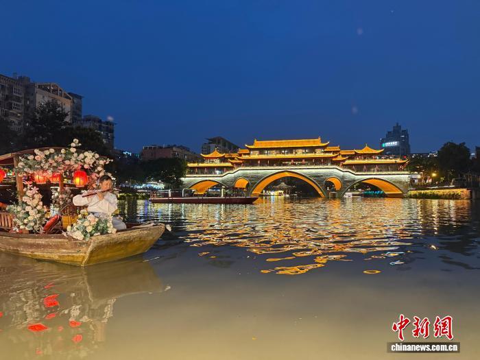 一船览尽锦江花月 夜经济重塑文旅消费新时空