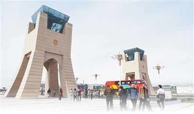“千年驿站”“百年口岸”，如今有我国与其他国家建立的首个跨境经济合作区——到霍尔果斯，感受“一秒跨国”（边城见闻）