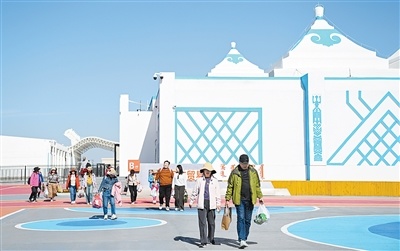 茫茫戈壁、古老居延海边的策克口岸，成为五省区共用开放“通道”——大漠深处，远隔千里的人走到一起