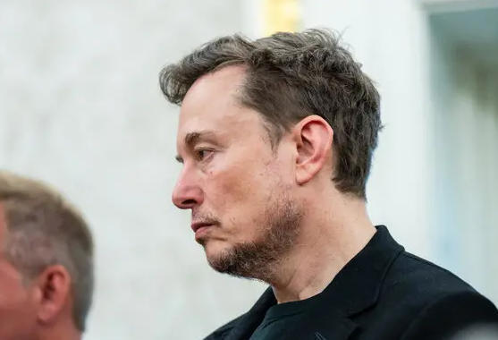 马斯克和特朗普再起争端 特斯拉股价下跌约7%