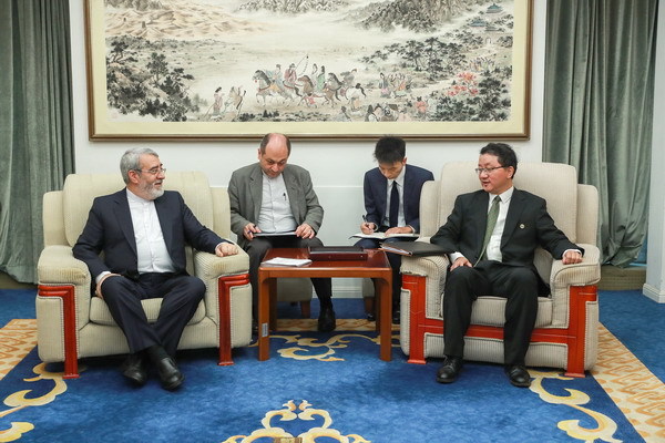 外交部亚洲司司长刘劲松会见伊朗新任驻华大使法兹里