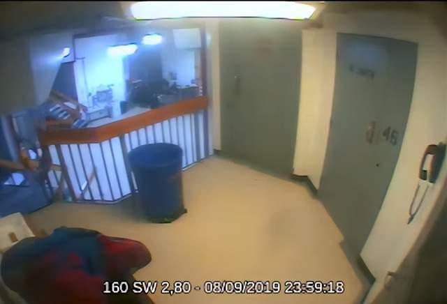 爱泼斯坦案“消失的一分钟”监控被公布