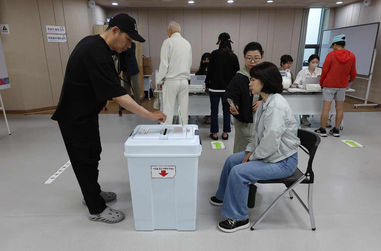韩国第21届总统选举开始“事前投票”