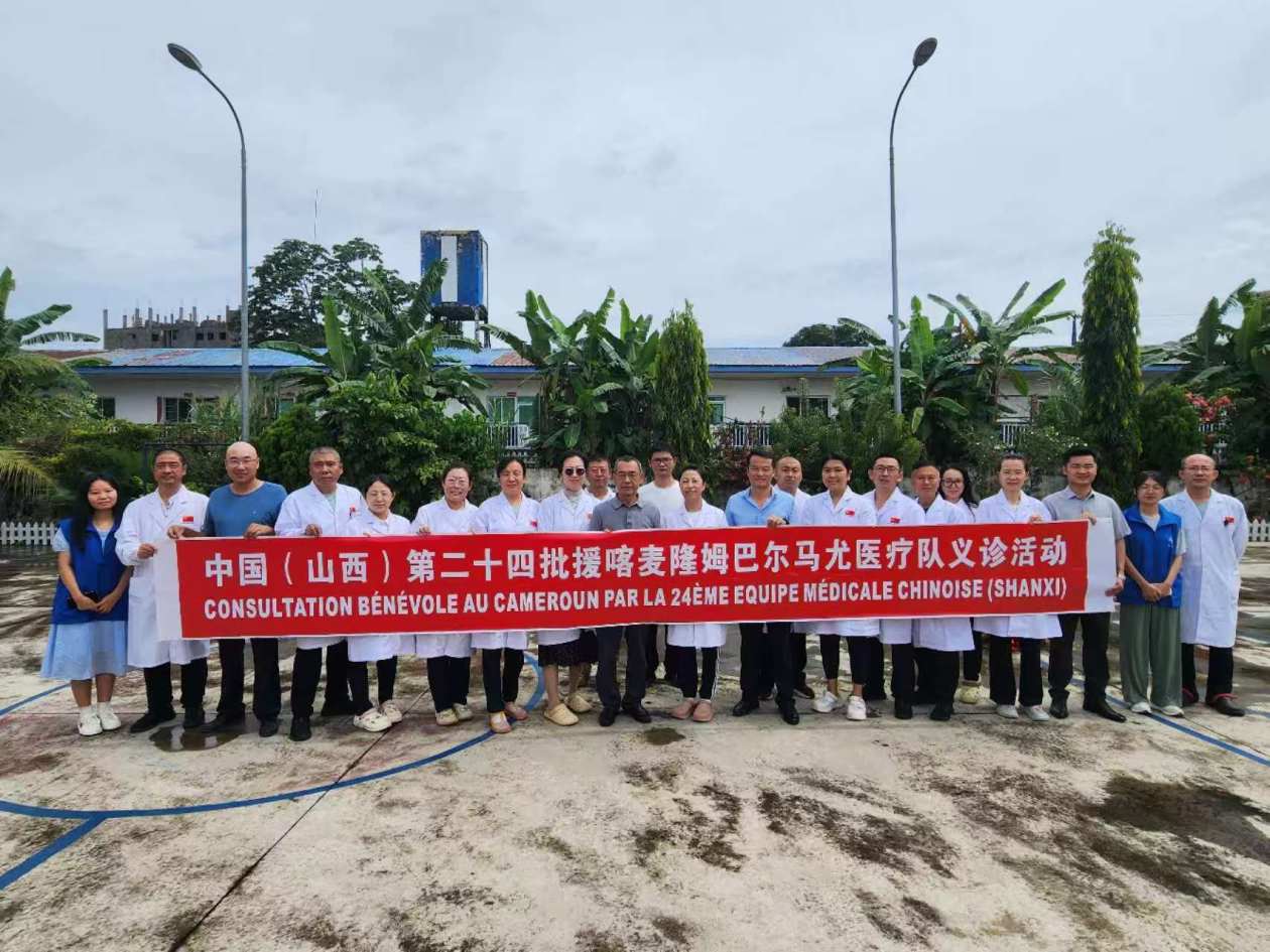 中国援喀麦隆医疗队开展义诊活动 为当地儿童提供健康服务