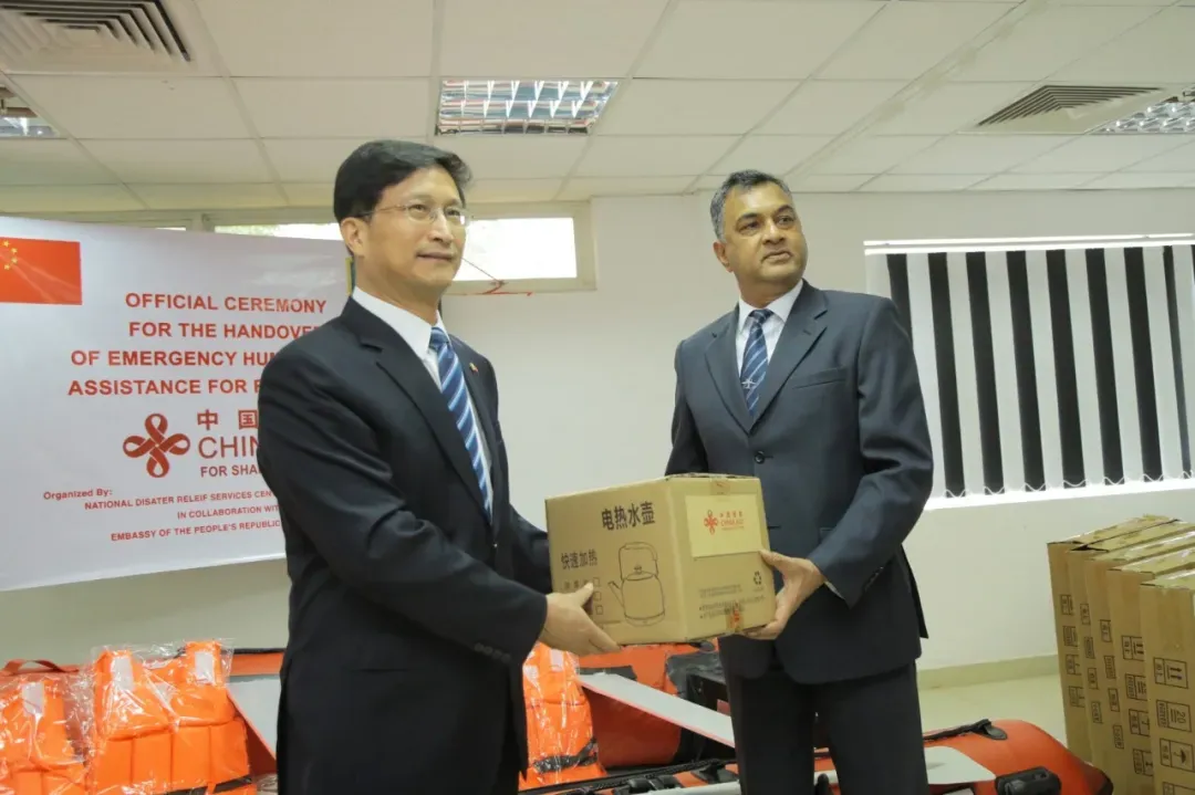 中国援助斯里兰卡抗洪救灾物资顺利交接