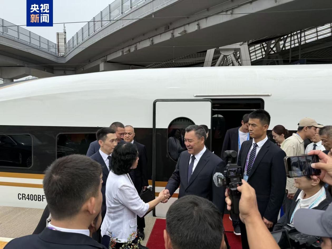 吉尔吉斯斯坦总统扎帕罗夫抵京 将出席抗战胜利80周年纪念活动