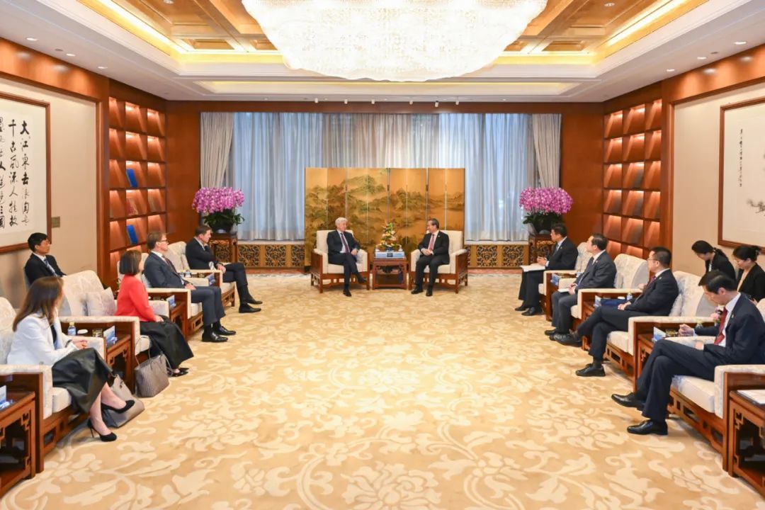 任鸿斌会见美国摩根大通集团董事长兼首席执行官杰米·戴蒙
