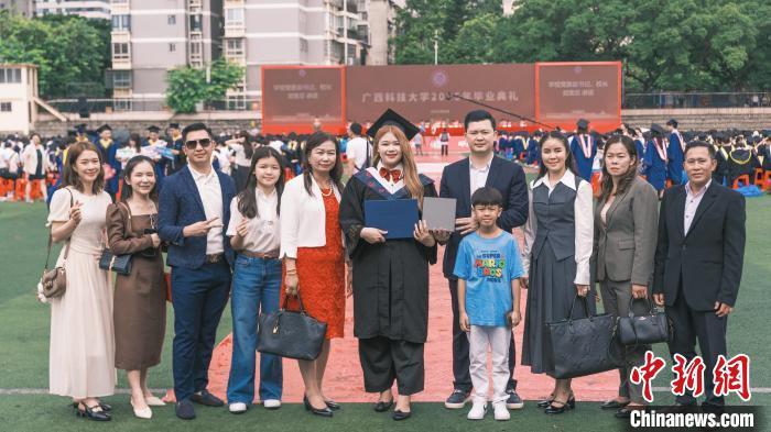 东盟学子广西毕业：老挝女孩圆医学梦 印尼兄妹盼归国创业