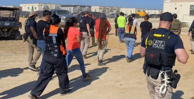 数百韩国人在美韩企工厂被捕 韩外长：必要时将赴美协商