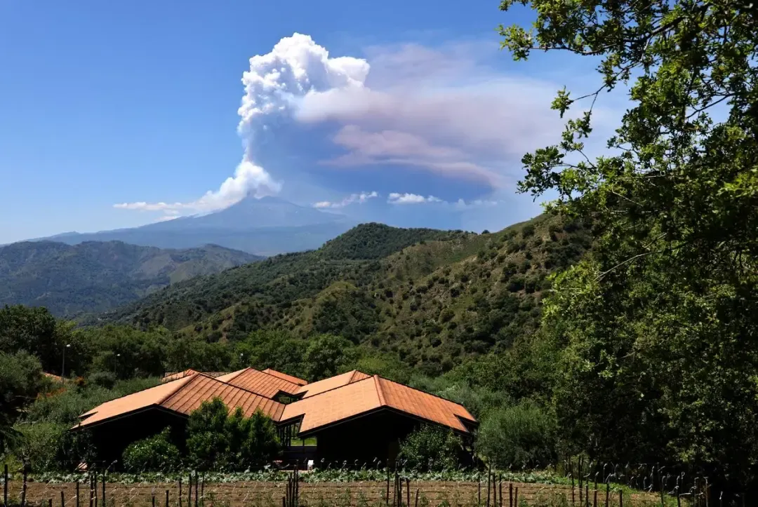 欧洲最高活火山喷发！画面惊心动魄：形成数千米高的火山羽流