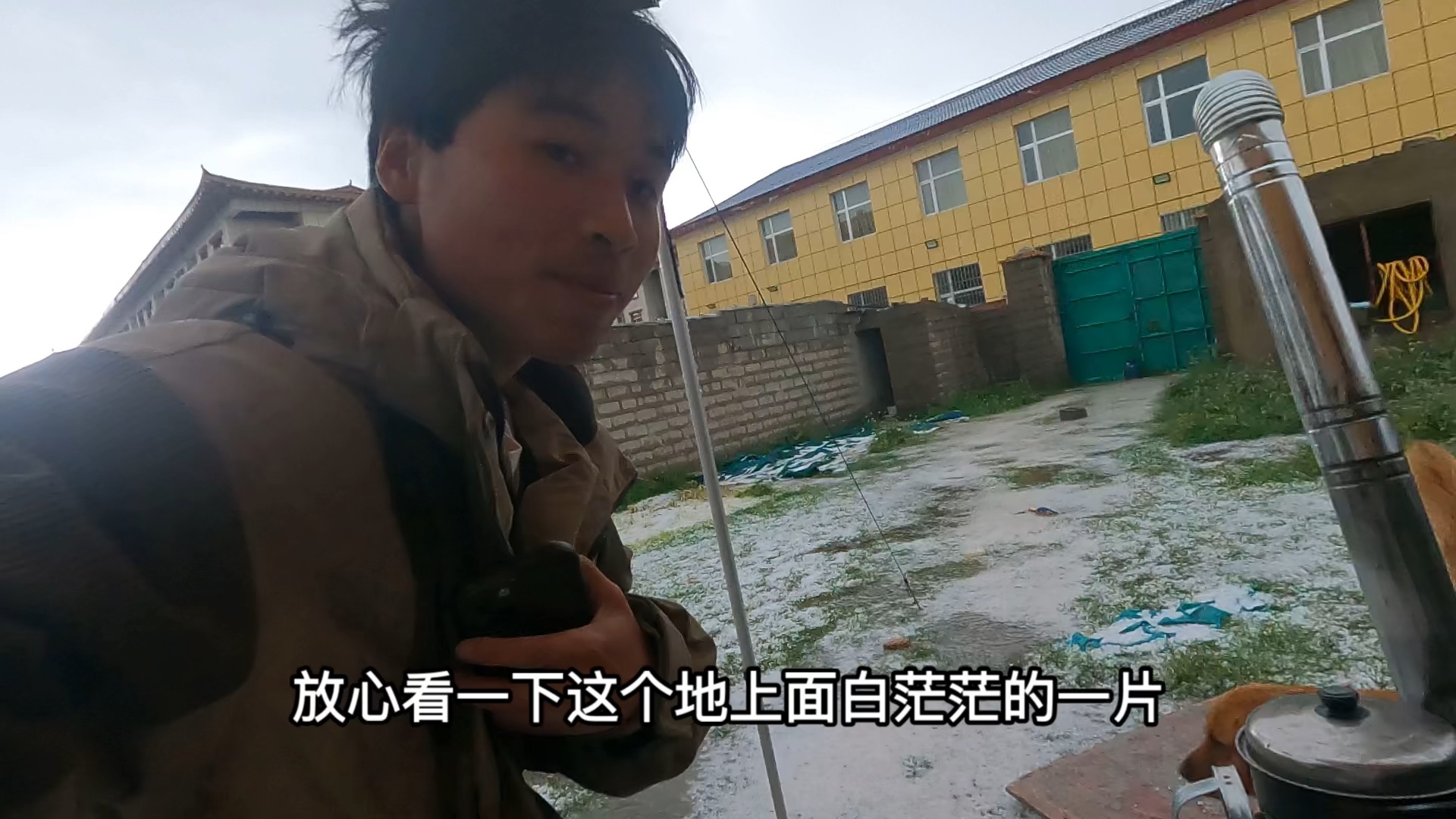 屋外下大雨屋内也没落脚地，天幕来不及收不堪重负压塌了
