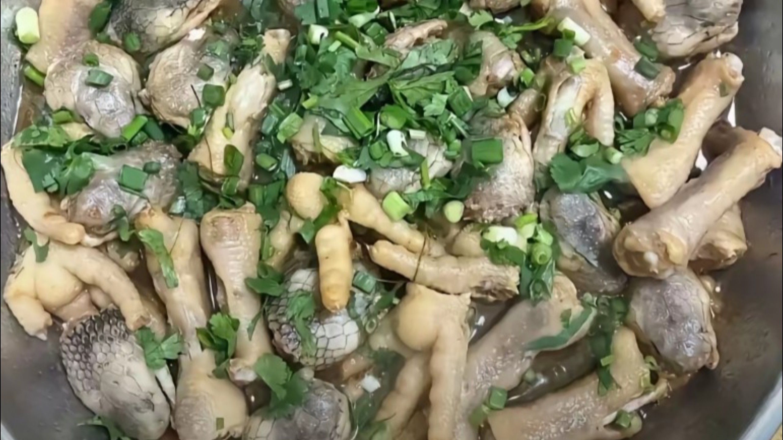 眼镜蛇头炖鸡爪，你们敢不敢吃，看着就让你们害怕。