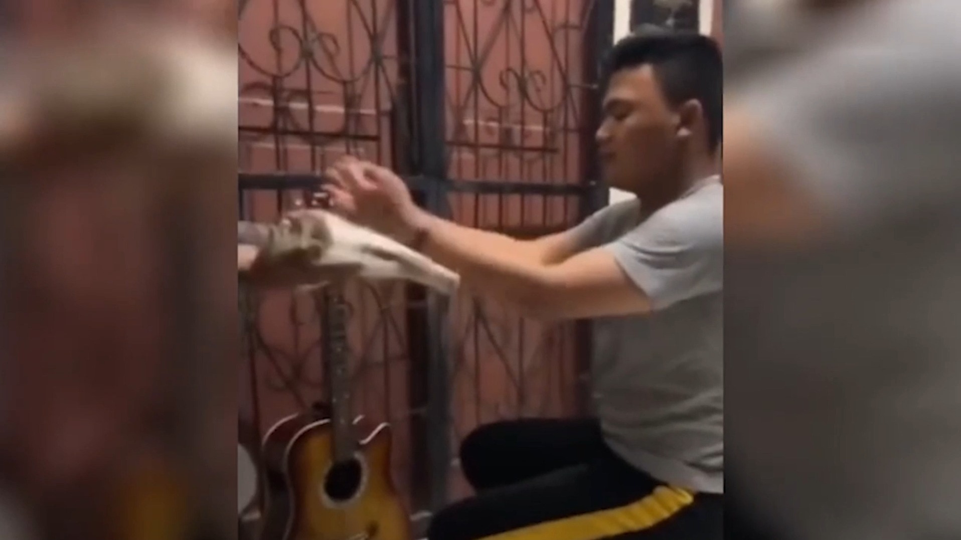 重庆一只黑猩猩自己剪指甲洗衣服，饲养员：自己的事情自己做