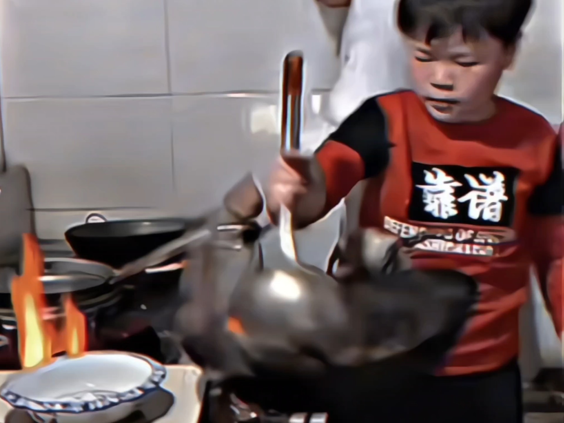儿子：我还是那句话 不行你就出去端菜 不要在这边碍事