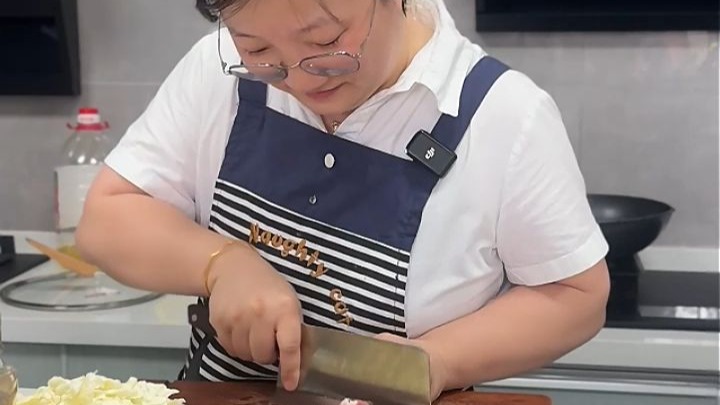 超强吸力油烟机，告别厨房油烟烦恼！