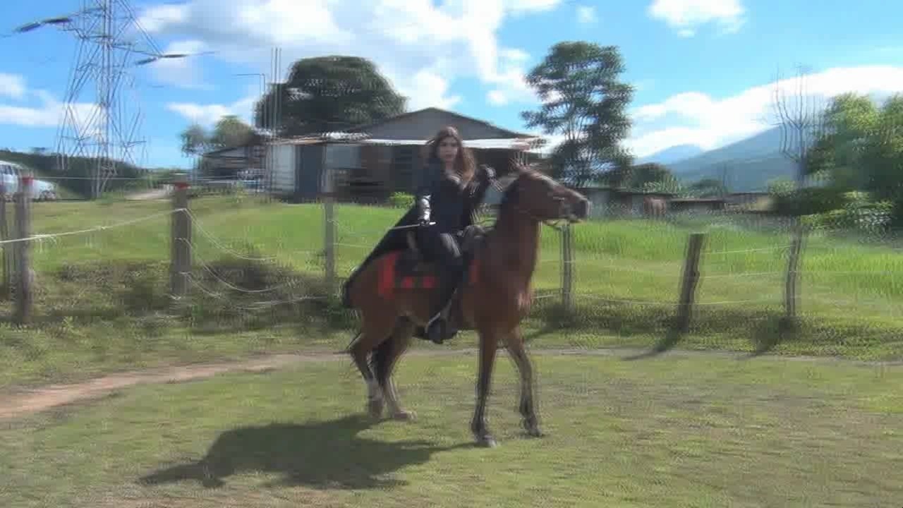 贝基长款风衣紧身裤马靴驯马