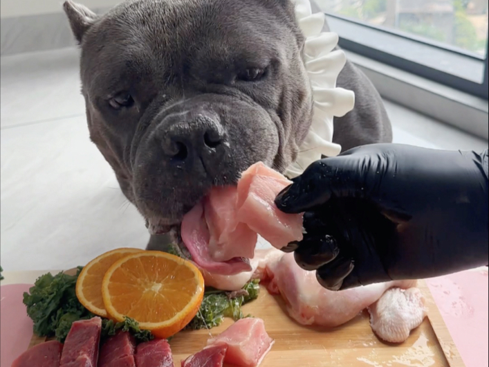 皮姐吃肉像喝水一样快…