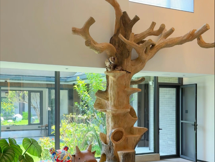 我们在客厅里给八条做了个大猫树！