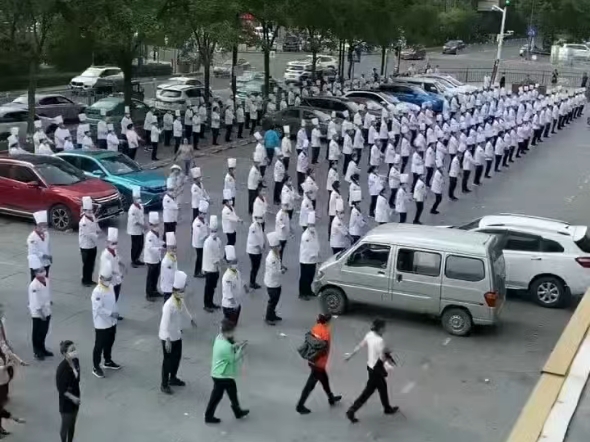 一天营业额得多少钱才能养活这么多人啊？